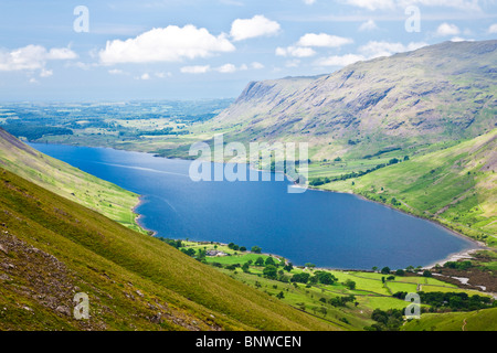 Vue sur l'eau de la Wast Wasdale Head à vélo jusqu'à Scafell Pike, Lake District, Cumbria, England, UK Banque D'Images