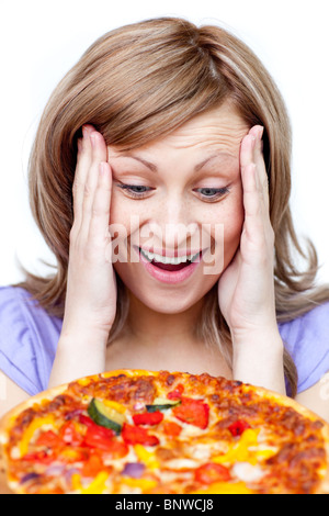 Smiling woman holding a pizza Banque D'Images