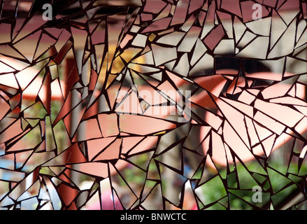 Mosaïque en miroir des reflets de la rivière à pied sur le Paseo del Rio dans le centre-ville de San Antonio, Texas, USA Banque D'Images