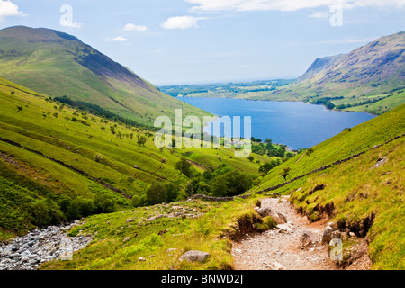 Vue sur l'eau de la Wast Wasdale Head à vélo jusqu'à Scafell Pike, Lake District, Cumbria, England, UK Banque D'Images