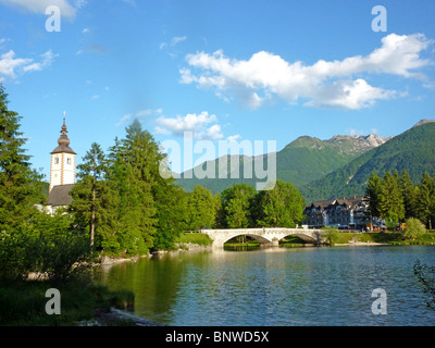 Slovénie - Bohinj. Lac. Fin de l'Est du lac Bohinj avec l'église de St Jean Baptiste, à gauche. Photo Tony Gale Banque D'Images