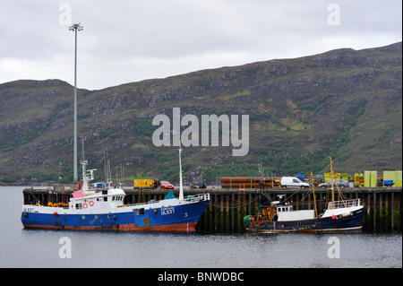 Les chalutiers de pêche dans le port. Ullapool, Loch Broom, Ross et Cromarty, Ecosse, Royaume-Uni, Europe. Banque D'Images