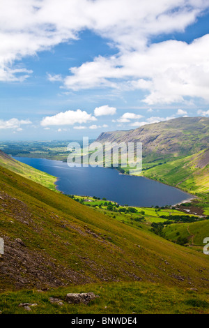 Vue sur l'eau de la Wast Wasdale Head à vélo jusqu'à Scafell Pike, Lake District, Cumbria, England, UK Banque D'Images