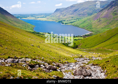 Vue sur l'eau de la Wast Wasdale Head à vélo jusqu'à Scafell Pike, Lake District, Cumbria, England, UK Banque D'Images