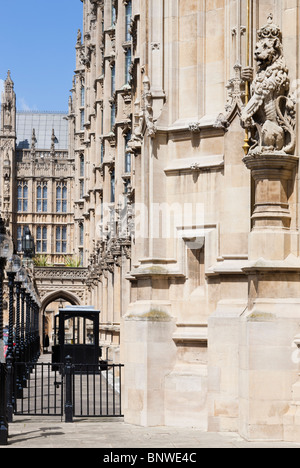 Statue de Lion d'or avec la lance et l'extérieur de la couronne Chambres du Parlement Banque D'Images