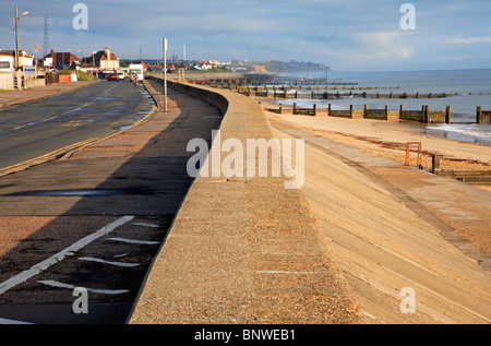 Sea Wall à Walcott, Norfolk, Angleterre, Royaume-Uni, par la route côtière principale B1159. Banque D'Images