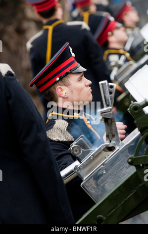 Une salve de 62 est déclenché par l'extérieur de la Tour de Londres pour célébrer l'anniversaire de la reine accession au trône Banque D'Images