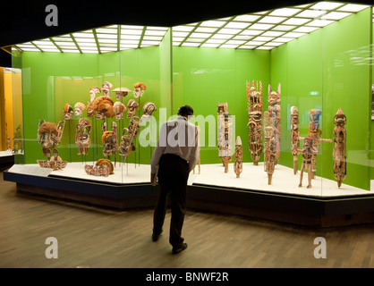 Visiteur à la mer du Sud à des expositions au Musée Ethnologique de Dahlem à Berlin Allemagne Banque D'Images