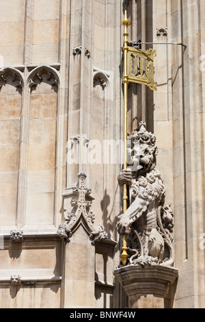 Statue de Lion d'or avec la lance et l'extérieur de la couronne Chambres du Parlement Banque D'Images