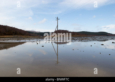 Les lignes de transport d'électricité aériennes, Kentra Bay, Ecosse Banque D'Images