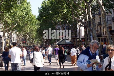 Personnes FLÂNANT DANS LAS RAMBALS BARCELONE ESPAGNE Banque D'Images