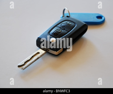 Des clés de voiture, clés de voiture (Peugeot) sans logo - avec porte-clés - Fond blanc Banque D'Images