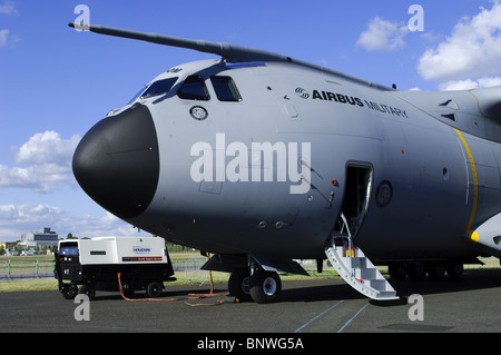 A400M d'Airbus Military deuxième prototype, le grizzli 2, avec un GPU remorquable à Farnborough Airshow 2010 Banque D'Images