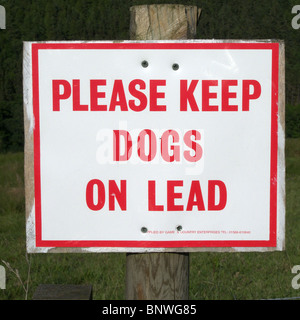 Panneau d'avertissement sur les terres agricoles à 'Veuillez Gardez les chiens en laisse' pour empêcher le harcèlement d'animaux Banque D'Images