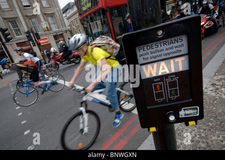 Les banlieusards cycle accueil dans la soirée sur le pont de Londres Banque D'Images