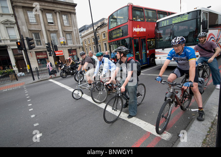 Les banlieusards cycle accueil dans la soirée sur le pont de Londres Banque D'Images