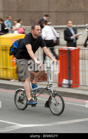 Les banlieusards cycle accueil dans la soirée sur le pont de Londres Banque D'Images