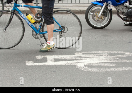 Les banlieusards cycle accueil dans la soirée sur le pont de Londres Banque D'Images