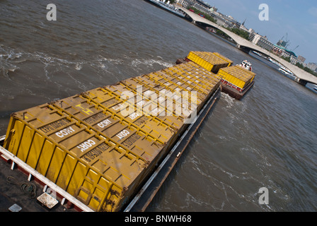 Déchets sont transportés hors du centre de Londres dans des conteneurs sur des barges Banque D'Images