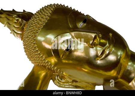Bouddha au repos en Thaïlande, isolé sur blanc. Banque D'Images