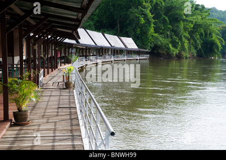 Hôtel flottant sur la rivière Kwai dans la province de Kanchanaburi, Thaïlande. Banque D'Images