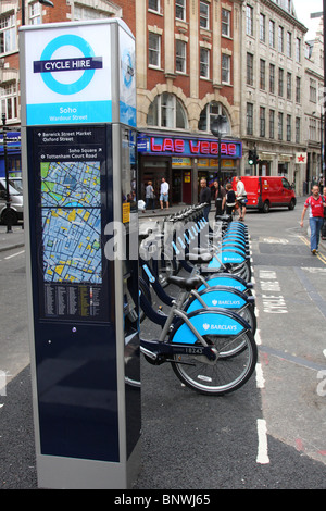 Transport for London (TFL) et Barclays Cycle Hire, Wardour Street, Soho, Londres, Angleterre, Royaume-Uni Banque D'Images