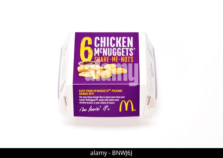 Récipient ou emballage carton de 6 McDonald's Chicken Nuggets sur fond blanc. Banque D'Images