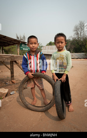 Deux garçons jouant avec des pneus dans le quartier de Mae Rim, la province de Chiang Mai, Thaïlande, Asie Banque D'Images