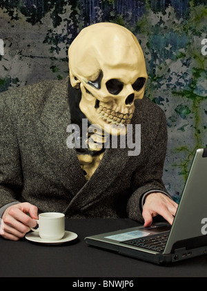 La personne terrible - un squelette utilise Internet Banque D'Images