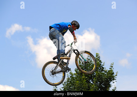 Un candidat non identifiés participe à un concours de BMX/VTT. Banque D'Images