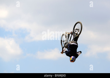 Un candidat non identifiés participe à un concours de BMX/VTT. Banque D'Images