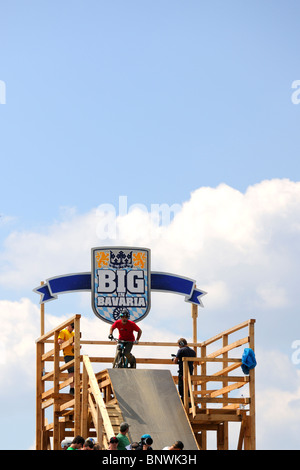 Un candidat non identifiés participe à un concours de BMX/VTT. Banque D'Images