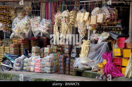 L'une des nombreuses boutiques de la route sur l'île de Bali, Indonésie. Banque D'Images