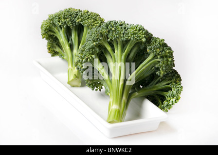 Le brocoli Calabrese (cultivar) dans la plaque en céramique Banque D'Images