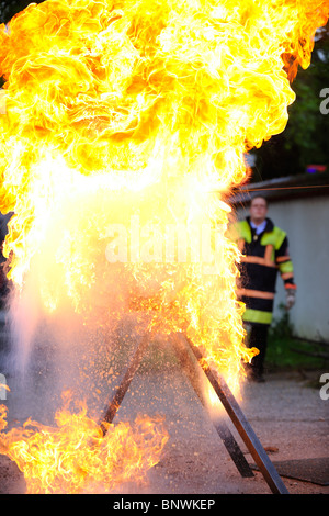 Spectacle public d'incendie à la caserne de démonstration Banque D'Images