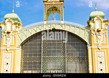 Façade du Palais industriel décoratif élaboré par Bedrich Munzberger au parc des expositions de Vystaviste Prague République Tchèque Banque D'Images