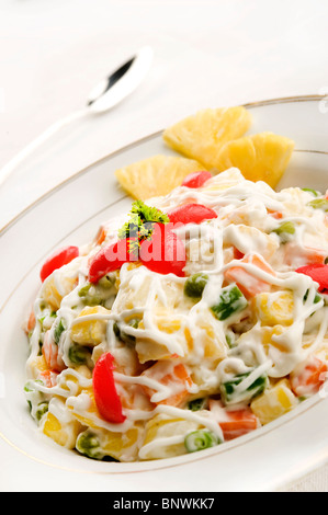 Salade Russe authentique - combinaison de la mayonnaise et légumes Banque D'Images