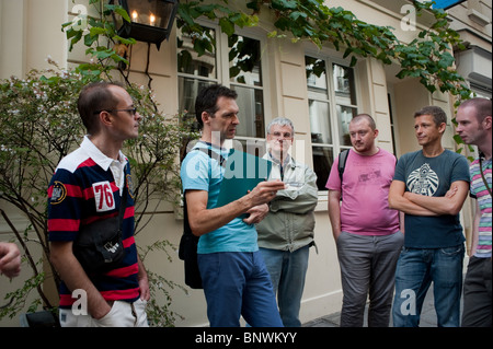 Groupe touristique adulte prenant la visite de l'histoire gay des années 1980 à Paris en guide, « Hervé Taulière ». Quartier du Marais, groupes de guides touristiques Banque D'Images