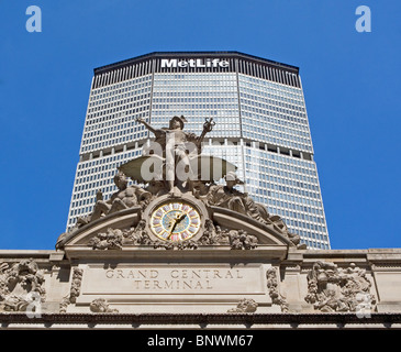 Statue trônant au sommet de la gare Grand Central Terminal Banque D'Images