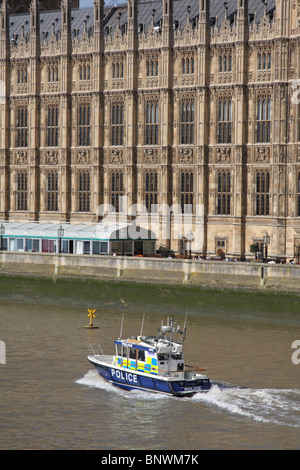 Un lancement du moteur de la Police métropolitaine sur la Tamise à la Chambre du Parlement, Westminster, Londres, Angleterre, Royaume-Uni Banque D'Images