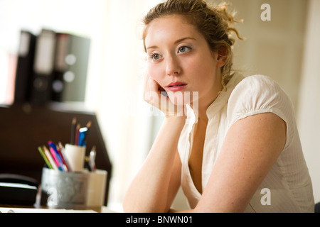 Woman in office ennuyer Banque D'Images