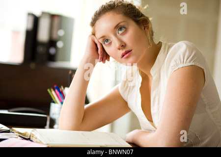 Woman in office ennuyer Banque D'Images