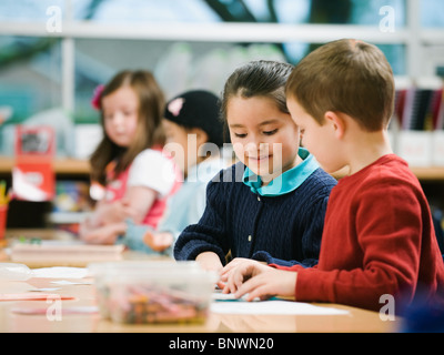 En classe les élèves de maternelle Banque D'Images