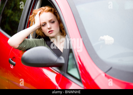 Jeune fille assise dans la voiture Banque D'Images