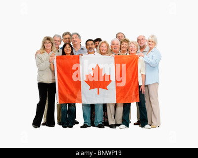 Groupe de personnes tenant un drapeau canadien Banque D'Images