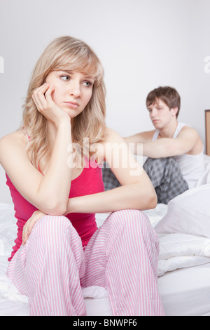 Couple sitting on bed après disputes Banque D'Images