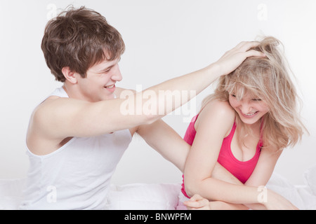 Playful couple in bed Banque D'Images