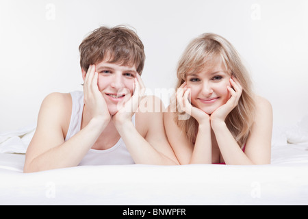 Couple lying côte à côte dans le lit Banque D'Images