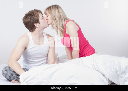 Couple kissing on bed Banque D'Images