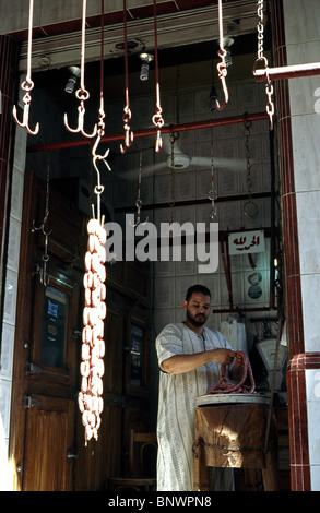 Boucher Local préparer des saucisses à la main dans les souks d'Alexandrie en Égypte. Banque D'Images